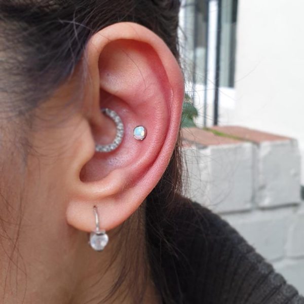 a daith with opal jewellery not from blue lotus and a conch wearing a big white opal bezel from Anatometal